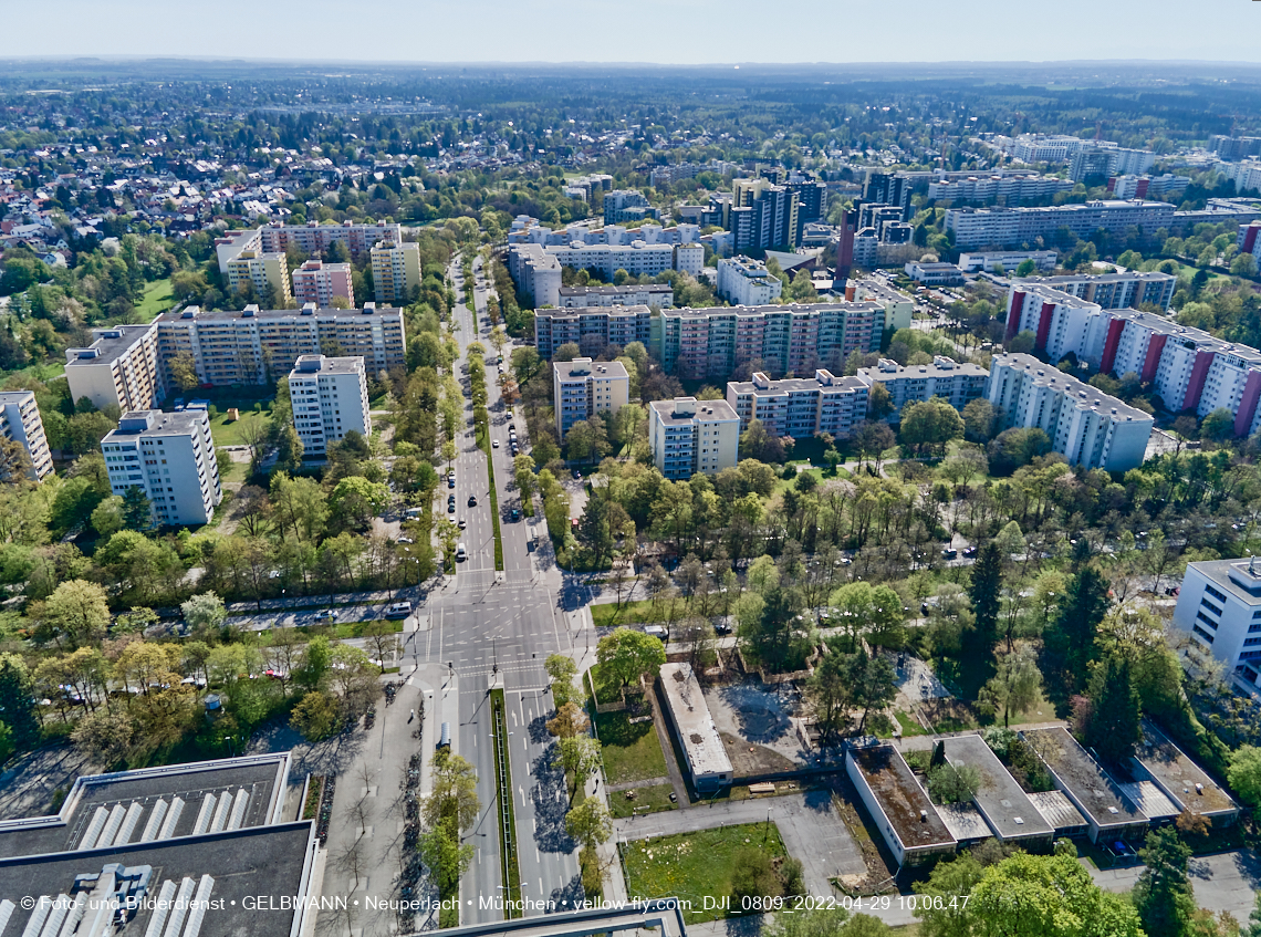 29.04.2022 - Luftbilder von der Baustelle Haus für Kinder in Neuperlach
